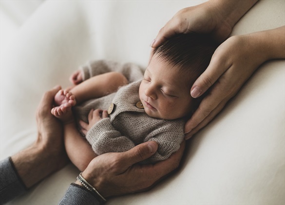 newborn messina foto mani mamma papï¿½ï¿½