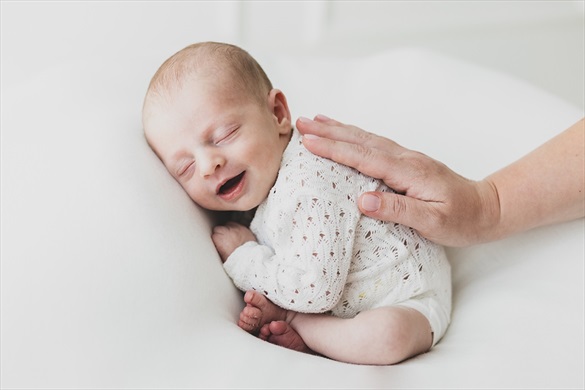 newborn messina tutina bianca sorriso