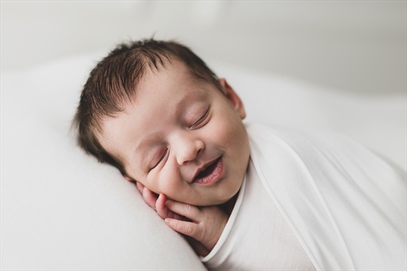 newborn messina sorriso mani