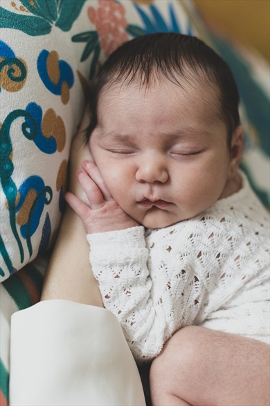 newborn messina primo piano tutina bianca